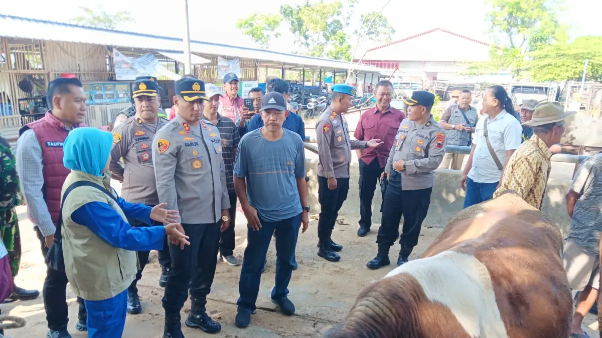 Kapolres Klaten AKBP Moh. Faruk Rozi saat melakukan patroli pengamanan di Pasar Hewan Jatinom (Angga Purenda/Radar Solo)
