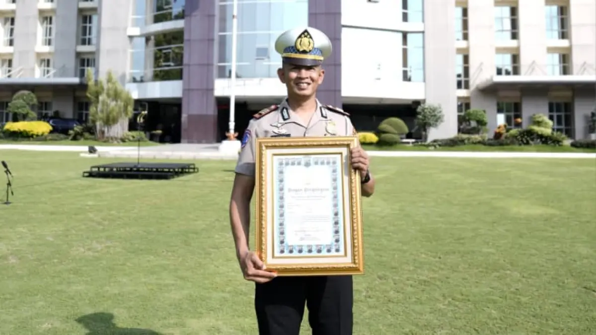 Kasat Lantas Polres Sragen AKP Kukuh Tirto Satria Leksono tunjukkan penghargaan dari polda. (Ahmad Khairudin/Radar Solo)