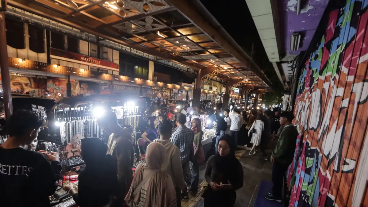 Night market di Koridor Gatsu. (M Ihsan/Radar Solo)