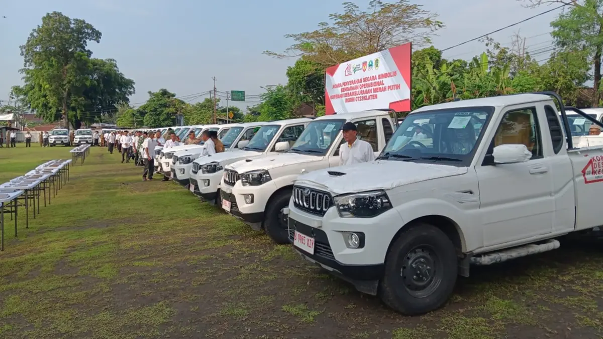Para pengurus Koperasi Desa Merah Putih saat menerima unit mobil operasional di Lapangan Asrama Kodim 0723/Klaten beberapa waktu lalu (Angga Purenda/Radar Solo)