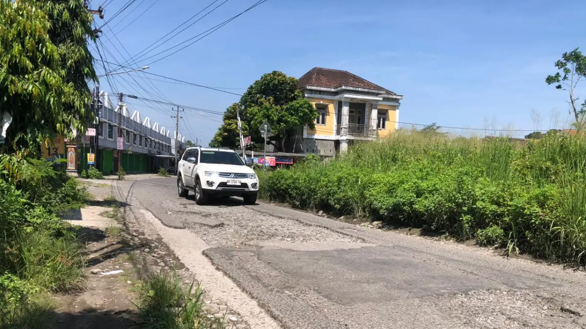 Pengguna jalan melintasi Jalanan rusak di Boyolali. (Abdul KHOFID/solobalapan.com)