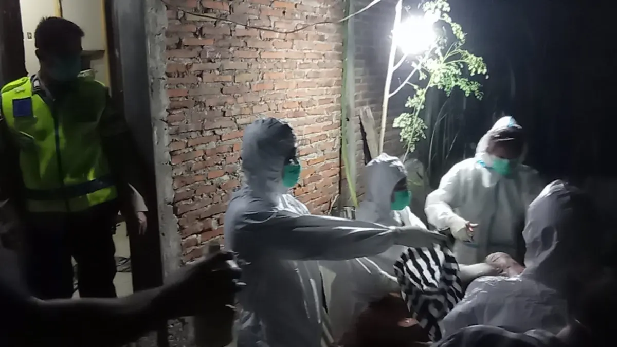 Proses evakuasi terhadap jenazah korban di Desa Gesikan, Kecamatan Gantiwarno, Klaten (Dokumentasi Polres Klaten)