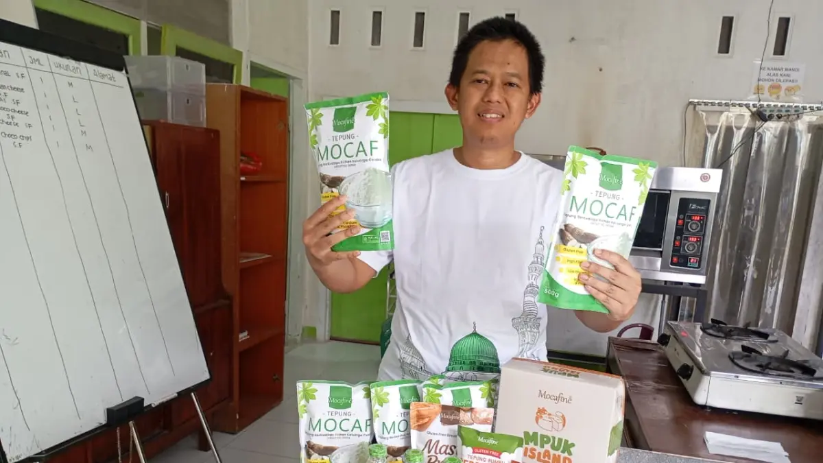 Riza Azyumardi Azra pamerkan produk Mocaf miliknya. (Humas Pemprov Jateng)