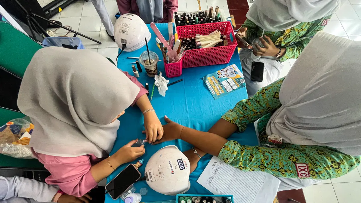 Siswa SMK swasta unjuk kebolehan manicure pedicure saat Edufair di SMPN 25 Solo, Rabu (13/5). (M IHSAN/RADAR SOLO)