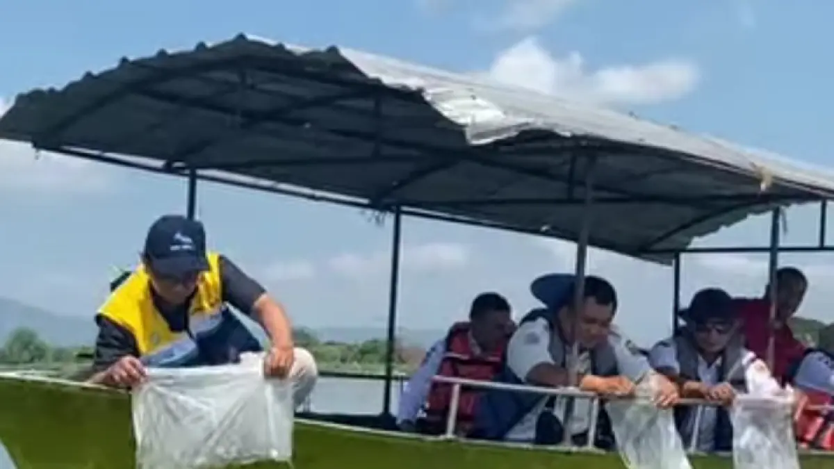 Waduk Mulur di Kecamatan Bendosari, Sukoharjo terus dijaga ekosistemnya, salah satunya melalui kegiatan tebar bibit ikan yang diinisiasi Perum Jasa Tirta I dan BBWSBS. (IWAN KAWUL/RADAR SOLO)