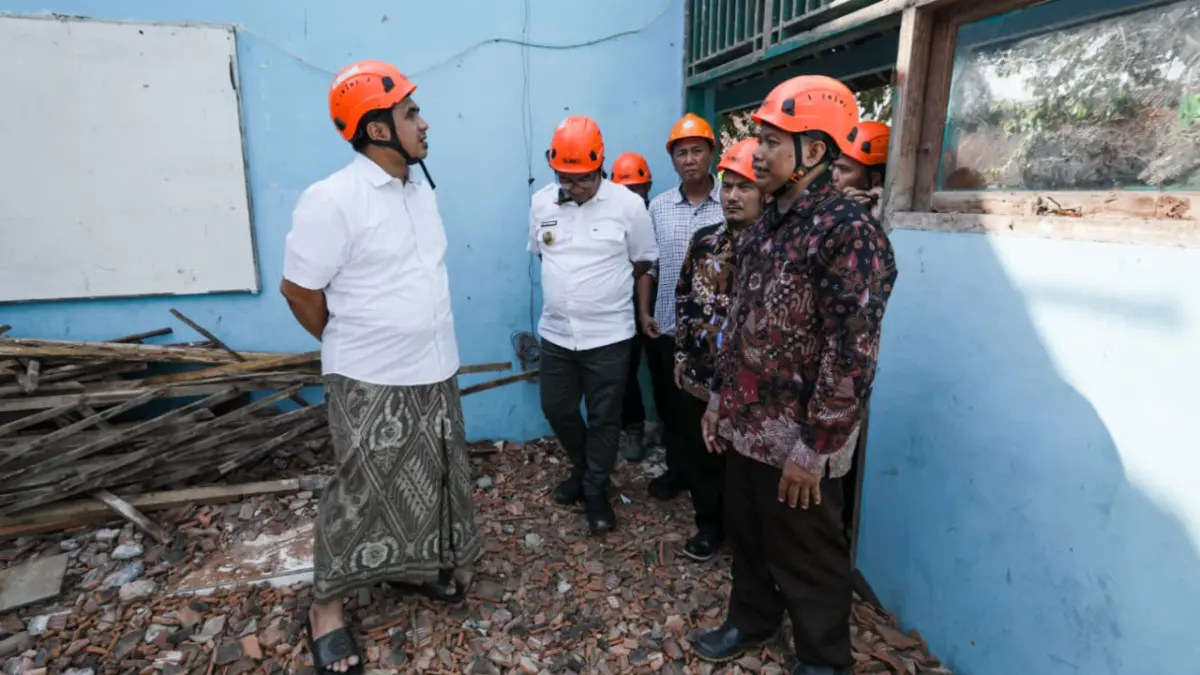 Wagub Jateng Taj Yasin Maimoen lakukan asesmen dan pastikan penanganan cepat ruang kelas yang ambrusk di MTs Muhammadiyah 4 Bulu, Sragen. 