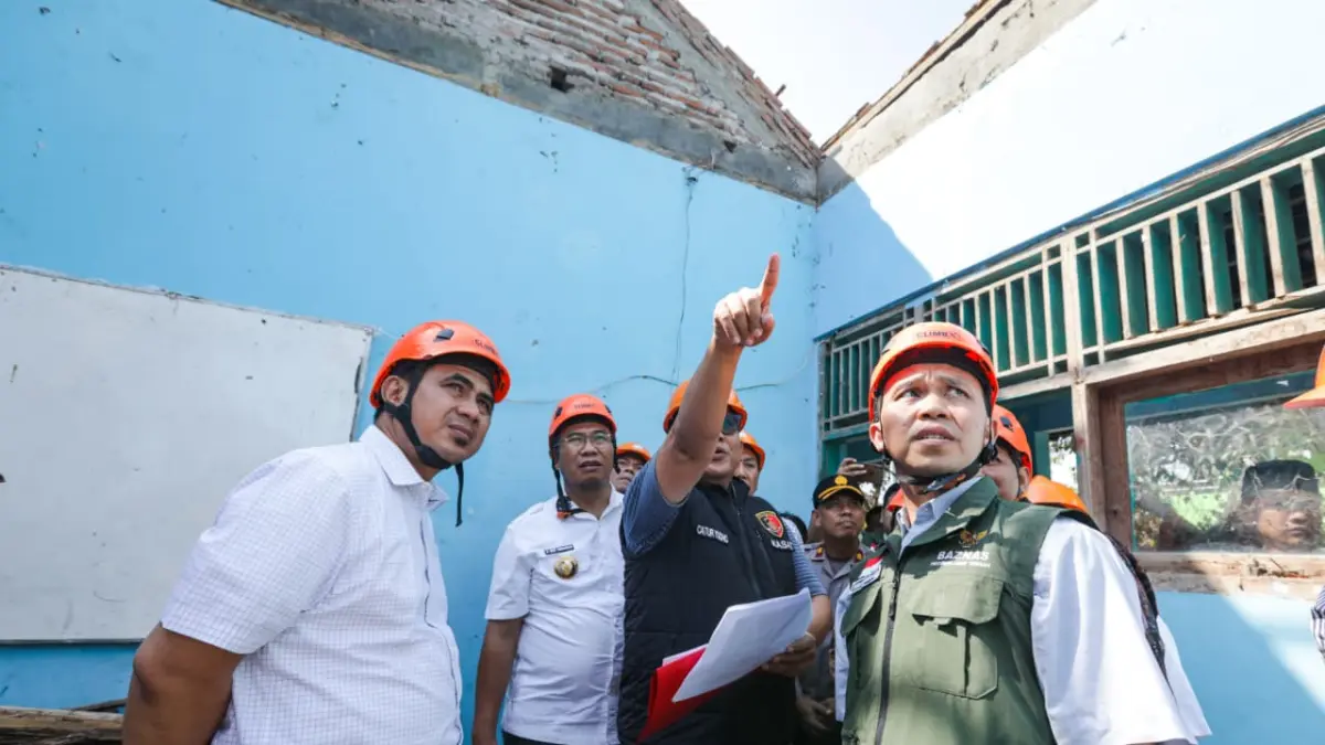 Wakil Gubernur Jawa Tengah Taj Yasin Maimoen saat meninjau lokasi ambruknya atap MTs Muhammadiyah 4 Bulu, Sambungmacan, Sragen, Kamis (14/5/2026). (Ahmad Khairudin/Radar Solo)