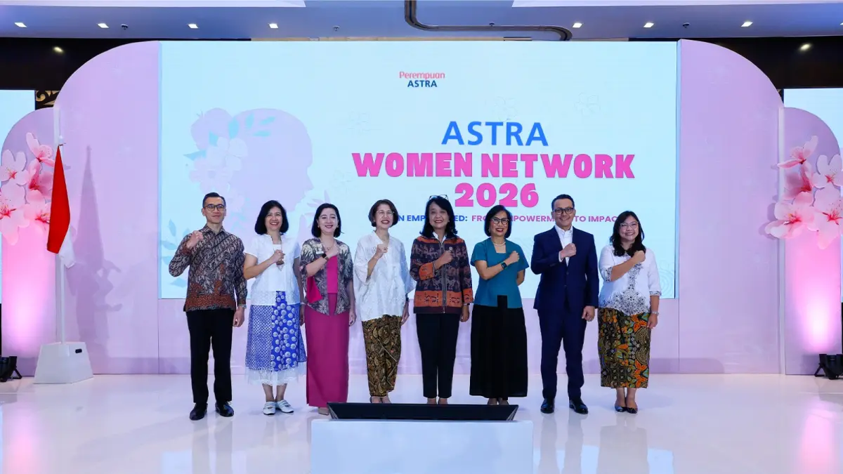Wakil Menteri Pekerjaan Umum Diana Kusumastuti (keempat kanan), Chief Executive Officer Grab Indonesia Neneng Goenadi (ketiga kanan), Direktur Astra Gita Tiffani Boer (keempat kiri), Chief Group Executive Management and Development Astra Mariana Kokasih (kedua kiri), Chief of Corporate Affairs Astra Boy Kelana Soebroto (kedua kanan), Chief of Corporate Human Capital Development Astra Matilda Esther (kanan), Head of Astra Management Development Institute Astra Anton Johannes (kiri) dan Ketua Umum Perempuan Astra & CEO AstraPay Rina Apriana (ketiga kiri) dalam acara Astra Women Network 2026 yang berlangsung di Menara Astra, Jakarta, pada Selasa (12/5).