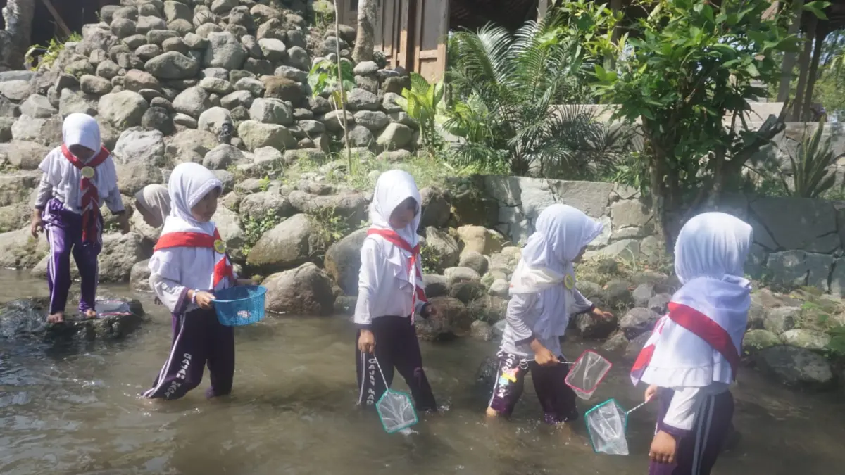 Anak-anak TK Gajah Mada Ceper Klaten menangkap ikan dengan menyusuri sungai di kawasan Embung Sikajar, Desa Pondok, Kecamatan Karanganom. (Angga Purenda/Radar Solo-Parenting)