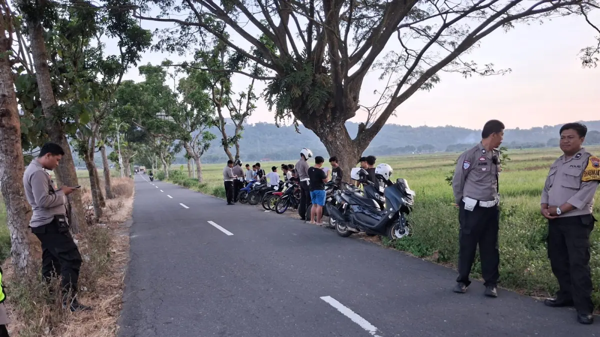 Anggota Polsek Prambanan melakukan tindakan tegas terhadap pelaku balap liar di Jalan WS. (Dok Polsek Prambanan)