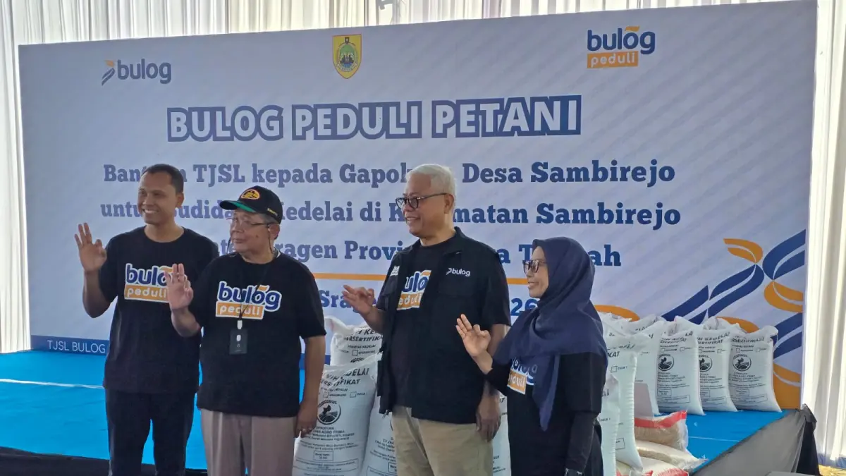 Bulog salurkan bantuan benih kedelai varietas Grobogan non-GMO (Genetically Modified Organism) ke Desa/Kecamatan Sambirejo, Sragen, Jumat (15/5/2026). (Ahmad Khairudin/Radar Solo)