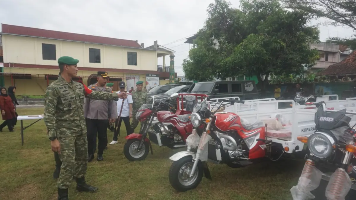 Dandim 0723/Klaten Letkol Inf Slamet Hardianto cek armada untuk operasional KDMP di Lapangan Desa Sumberejo, Kecamatan Klaten Selatan, Jumat (15/5/2026).