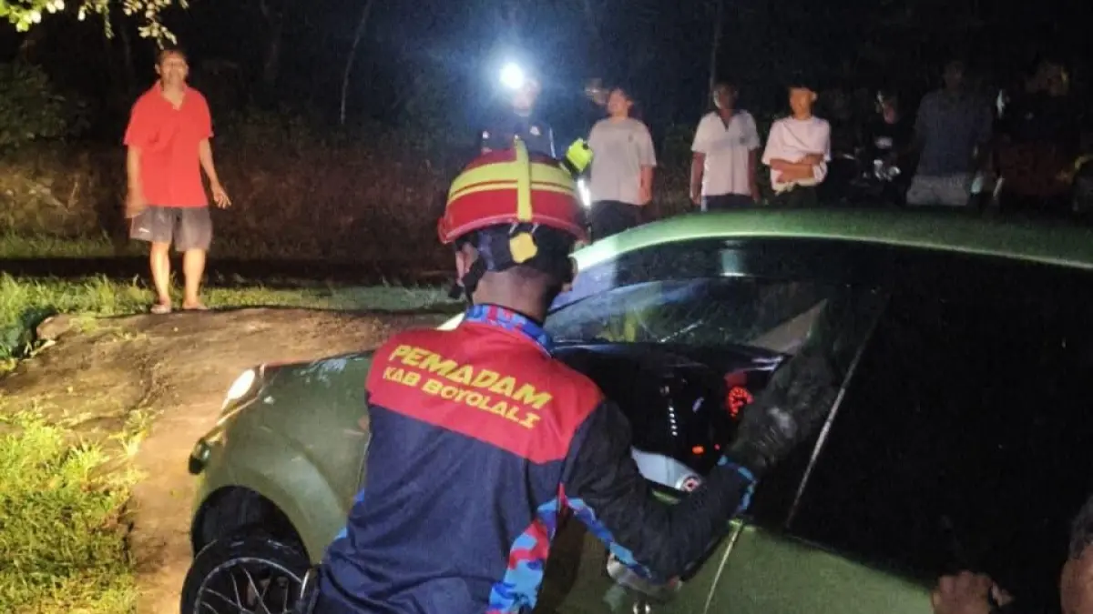 Evakuasi mobil yang terjun ke jurang di Jalan Senting, Desa Sambi, Kamis (14/5/2026) malam. (DOK.DAMKAR BOYOLALI)

&nbsp;