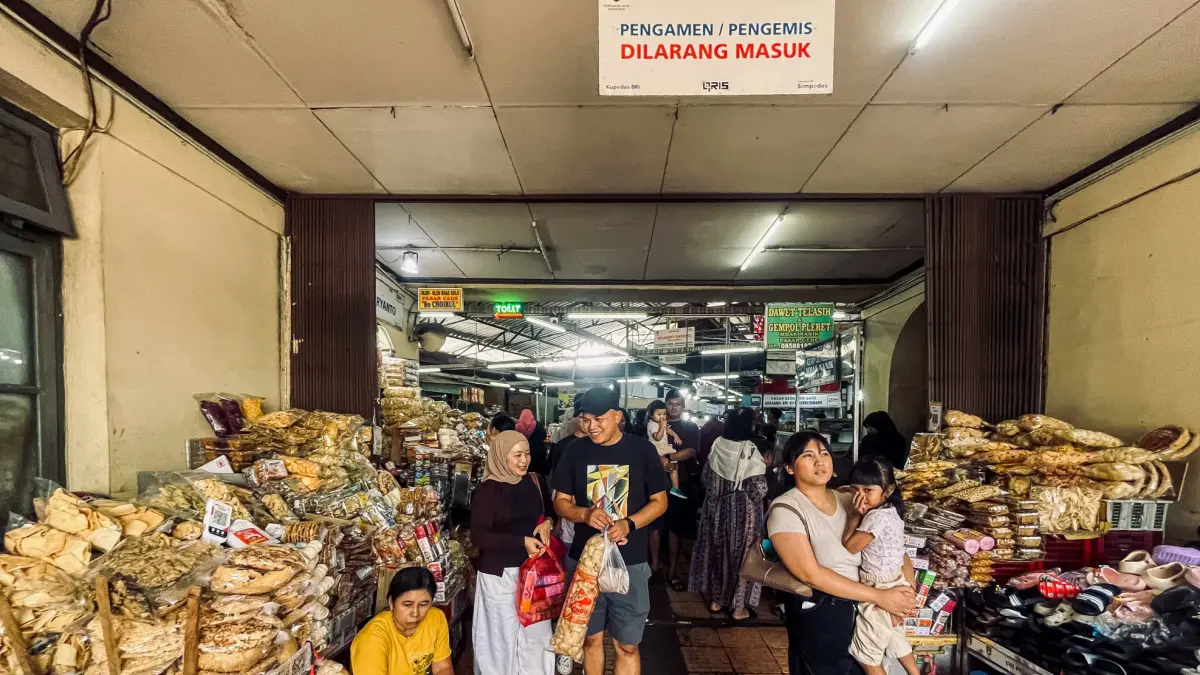 Pasar Gede Solo menjadi salah satu jujugan wisatawan dari luar kota. (M Ihsan/Radar Solo)