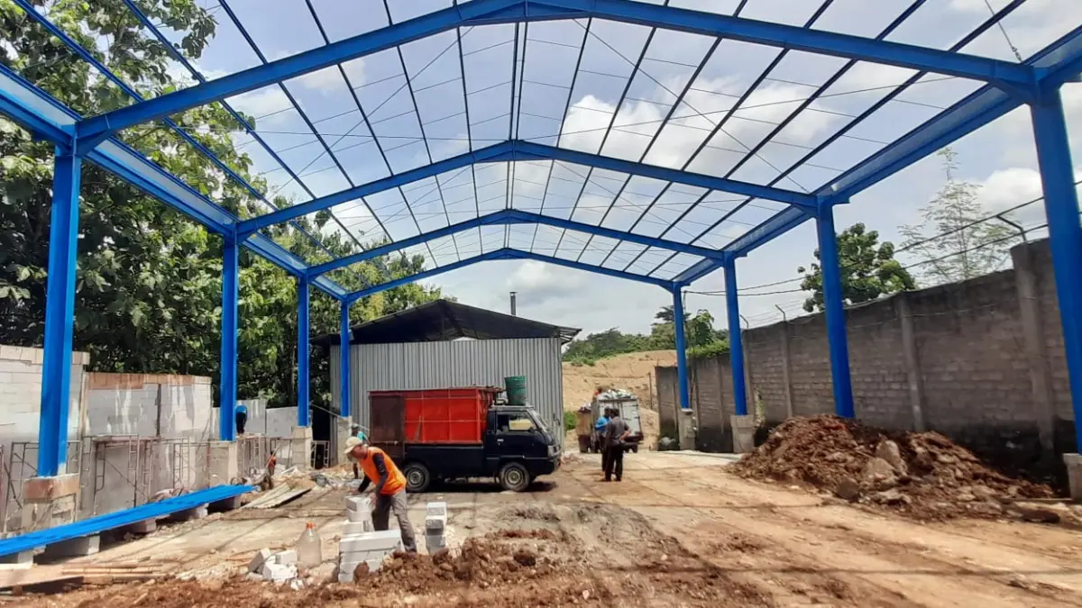 Proyek pembangunan hanggar Tempat Pembuangan Akhir (TPA) Sukosari, Kecamatan Jumantono, Kabupaten Karanganyar, belum lama ini. (Rudi Hartono/Radar Solo)