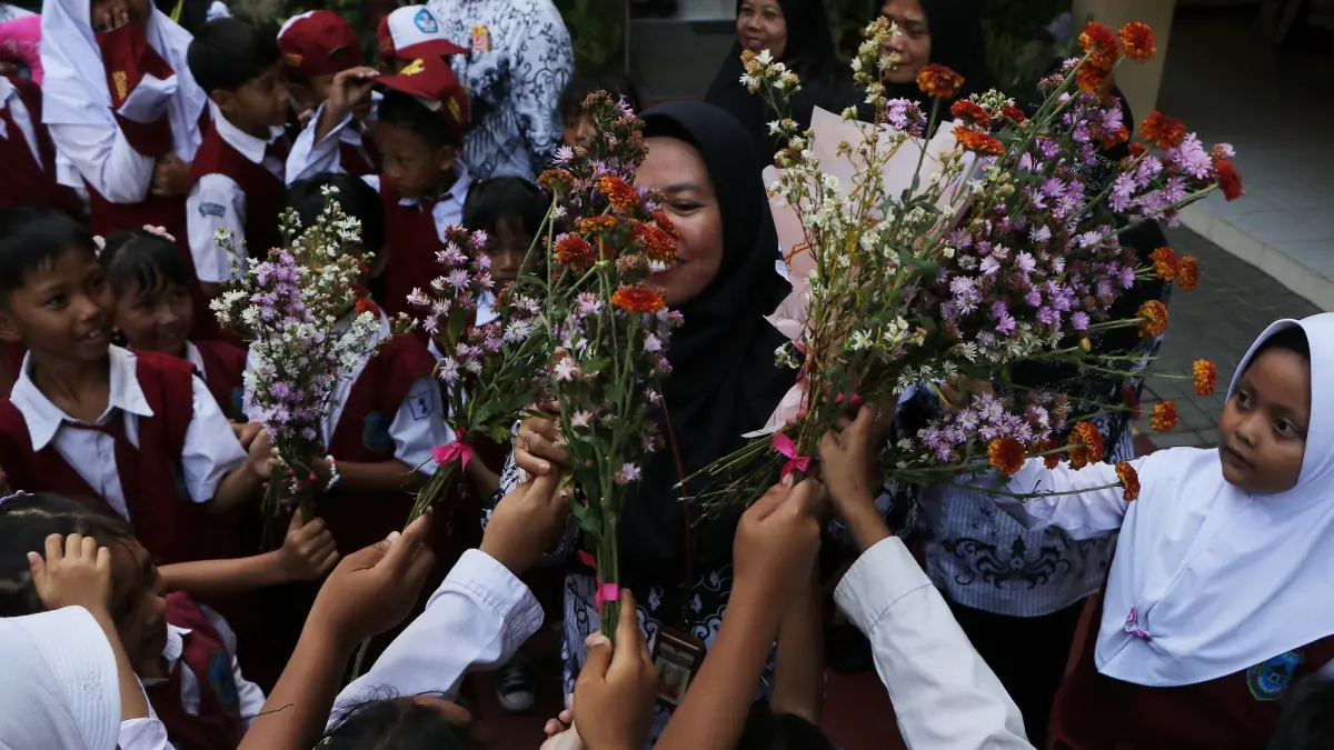 Siswa memberikan ucapan selamat kepada guru di Hari Guru. (Arief Budiman/Radar Solo)