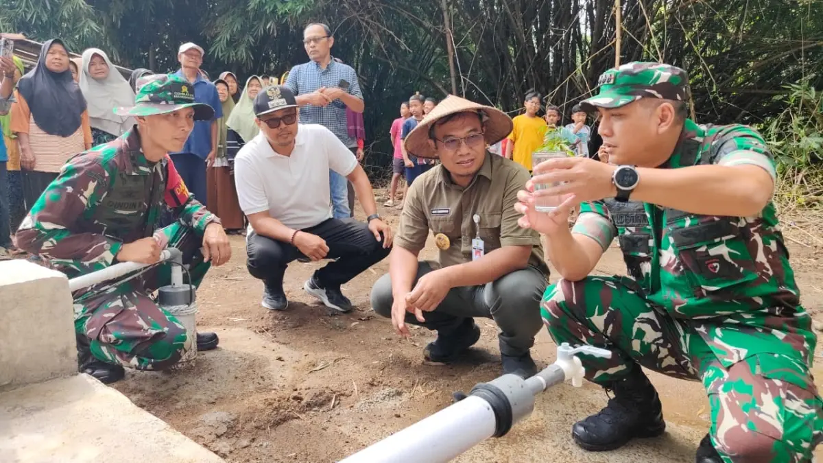 Danrem 074/Warastratama Kolonel Inf Muhammad Arry Yudistira (kanan) dan Bupati Sragen Sigit Pamungkas cek sumur bor hasil TMMD di Dusun Pelemgadung, Karangmalang, Sragen, Sabtu (16/5/2026). (ISTIMEWA)