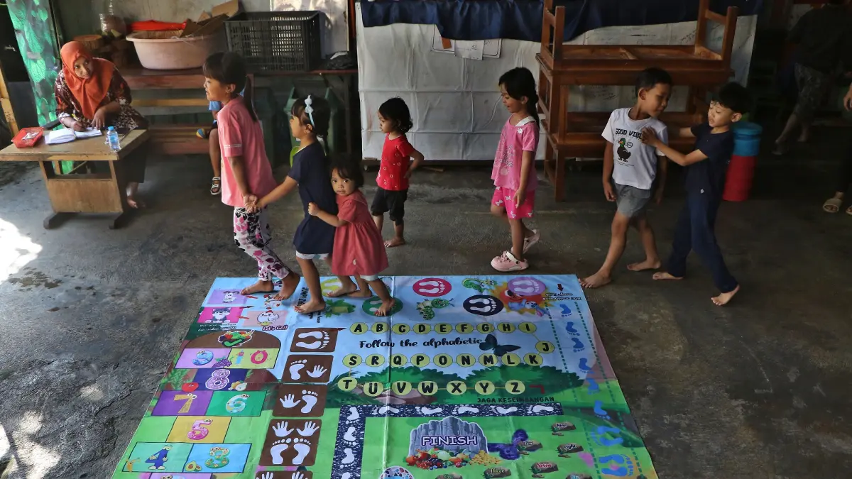 Anak-anak sedang bermain bersama. (Arief Budiman/Radar Solo) 