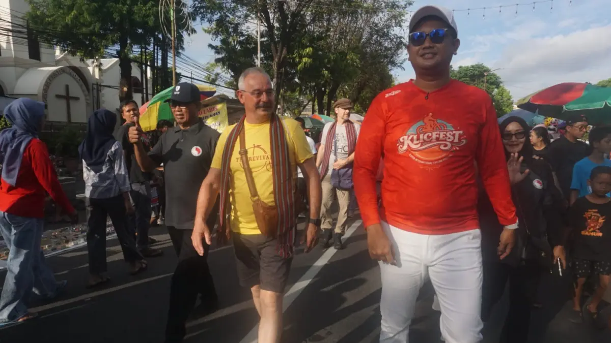 Bupati Klaten Hamenang saat mengajak para delegasi internasional menyusuri Jalan Pemuda untuk melihat berbagai aktivitas di Car Free Day (CFD), Minggu (17/5/2026). (Angga Purenda/Radar Solo)
