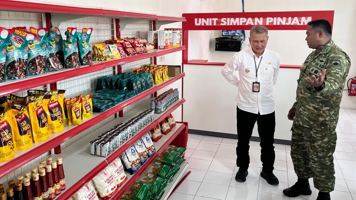 Bupati Wonogiri Setyo Sukarno dan Dandim 0728/Wonogiri Letkol Inf Rodricho Ivan Pattihahuan cek produk yang dijual di Gerai KDKMP Desa Singodutan, Kecamatan Selogiri, Sabtu (17/5/2026). (ISTIMEWA)
