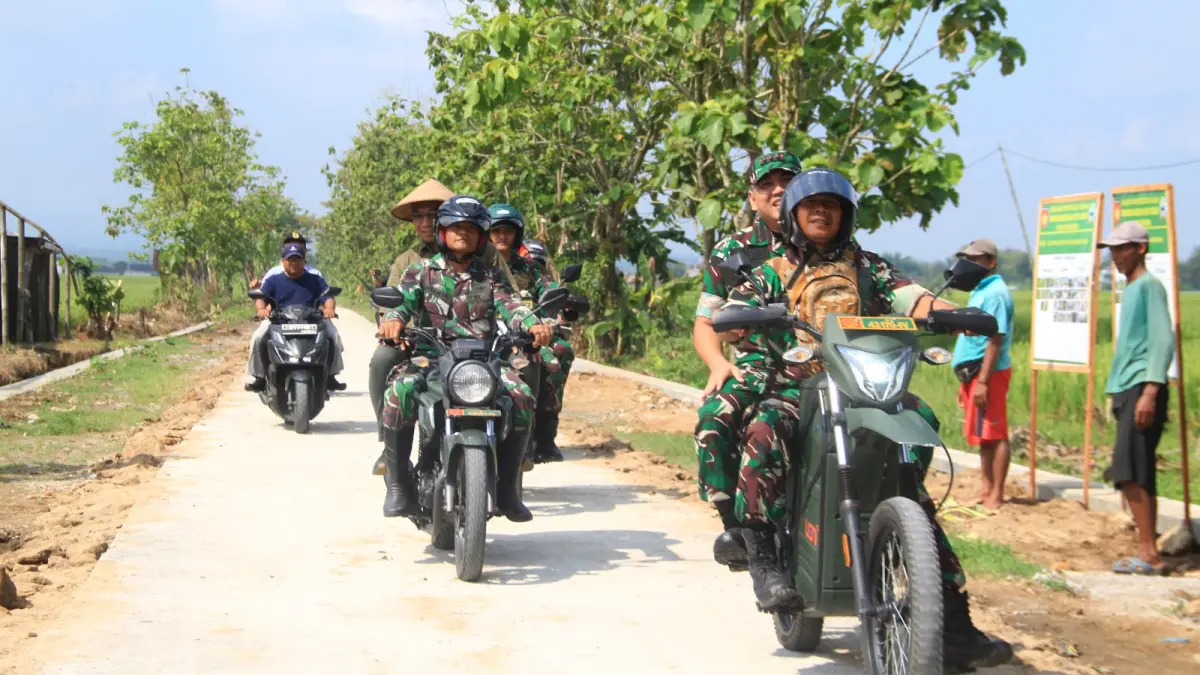 Danrem 074/Warastratama Kolonel Inf M. Arry Yudistira meninjau progres pelaksanaan TMMD Reguler Ke-128 Kodim 0725/Sragen di Desa Puro, Kecamatan Karangmalang, Sragen pada Jumat (15/5/2026). (Ahmad Khairudin/Radar Solo)