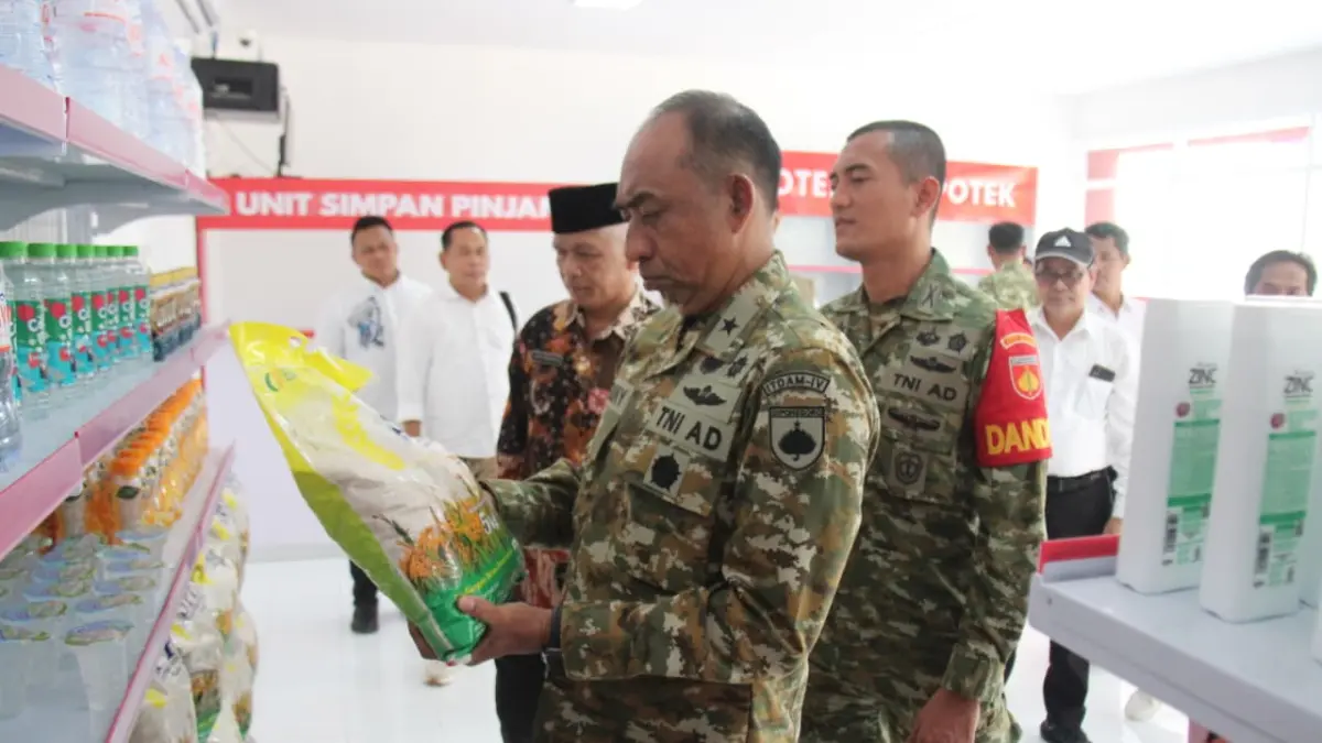 Irdam IV/Diponegoro Brigjen TNI Denny Marantika (kiri) dan Dandim 0723/Klaten Letkol Inf Slamet Hardianto cek produk di KDKMP Desa Socokangsi, Jatinom, Klaten, Sabtu (17/5/2026).&nbsp;(Dokumentasi Kodim 0723/Klaten)