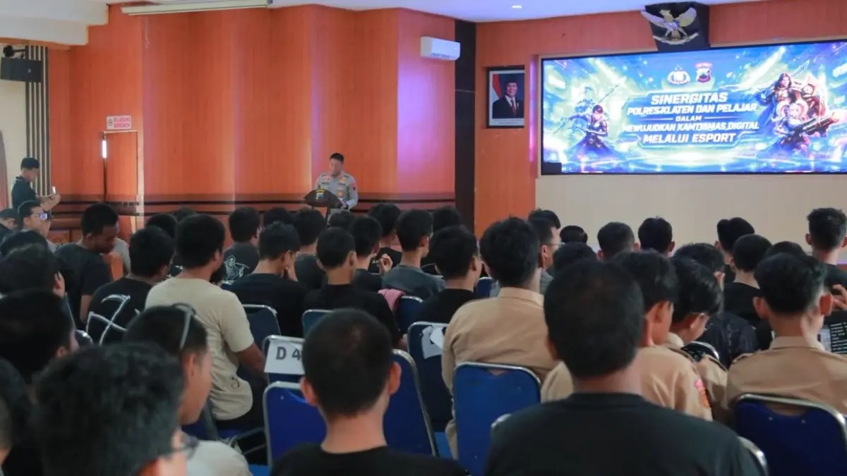 Kapolres Klaten beri paparan di hadapan ratusan pelajar peserta  turnamen Mobile Legends Kapolres Klaten E-Sport Cup III di Aula Satya Haprabu Mapolres Klaten, Sabtu (16/5/2026). (Dokumentasi Polres Klaten)