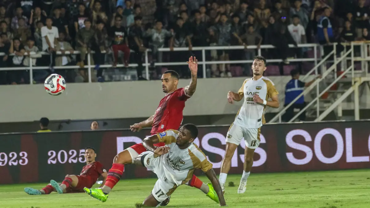 Pertandingan Persis Solo melawan Dewa United di Stadion Manahan, Solo, Sabtu (16/5/2026). (M. IHSAN/RADAR SOLO) 