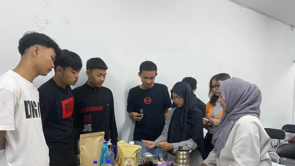 Peserta mengikuti Pelatihan menjadi barista dalam PNFest 2026 yang diinisiasi Pemkot Solo. (ALFIDA NURCHOLISAH/RADAR SOLO)
