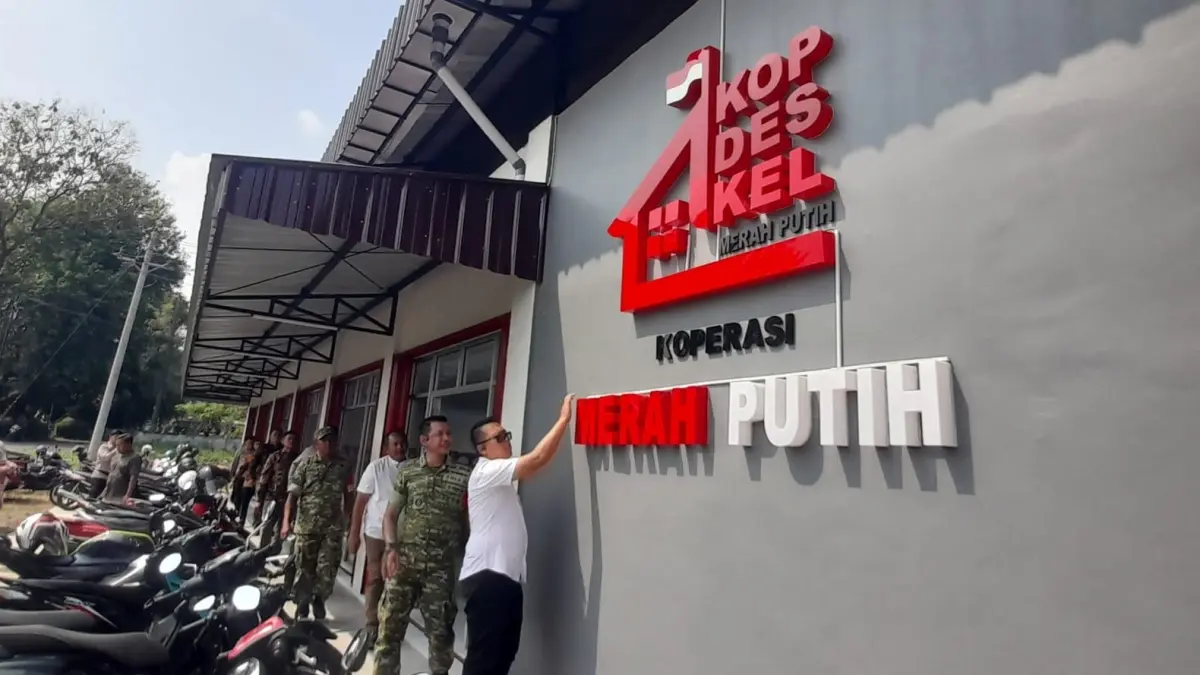 Wabup Karanganyar Adhe Eliana cek salah satu koperasi desa merah putih (KDMP) di Karanganyar. (Rudi Hartono/Radar Solo)