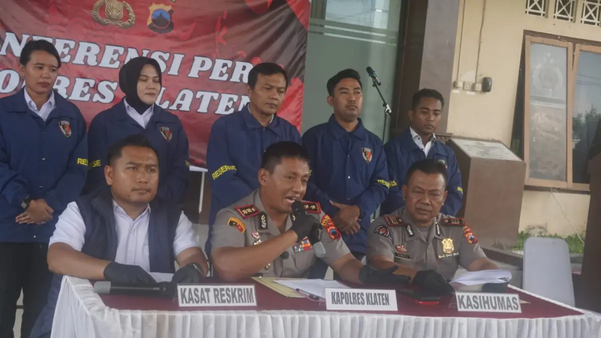 Kapolres Klaten AKBP Moh. Faruk Rozi saat memaparkan kasus pelecehan suksual oleh seorang ayah terhadap dua anak kandung. (Angga Purenda/Radar Solo)