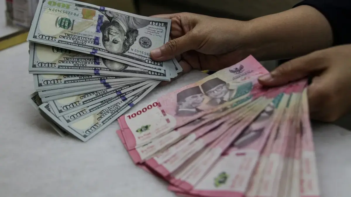 Rupiah Hari Ini Dibuka Melemah Sentuh Rp17.662 per Dolar AS
Rupiah melemah ke Rp17.662 per dolar AS pada Senin hari ini.(ANTARA FOTO/Darryl Ramadhan/kye)