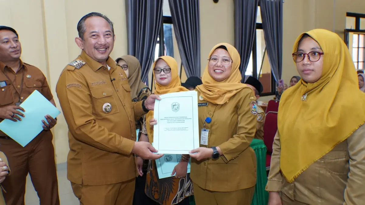 Bupati Karanganyar Rober Christanto menyerahkan insentif bagi Tim Pendamping Keluarga (TPK) di Kecamatan Jumantono, Senin (18/5/2026) sore. (Rudi Hartono/Radar Solo)