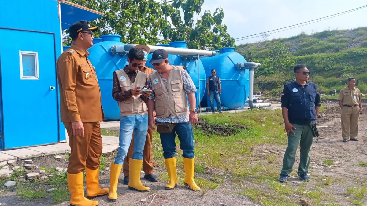 Bupati Klaten Hamenang Wajar Ismoyo saat melihat langsung pengelolaan air lindi melalui teknologi instalasi pengolahan air limbah (IPAL) yang baru di TPA Troketon Pedan, Selasa (19/5/2026). (Angga Purenda/Radar Solo)