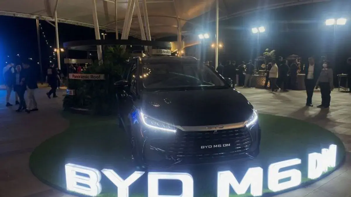 BYD M6 DM PHEV Hybrid resmi rilis di Indonesia. Konsumsi BBM diklaim tembus 65 Km/Liter dengan teknologi Dual Mode efisien. (ANTARA/Chairul Rohman)