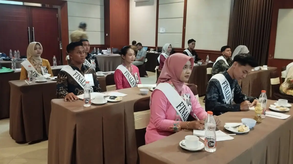 Enam pasangan finalis Mas Mbak Duta Wisata Sukoharjo 2026 dikarantina dan mendapat pembekalan selama dua hari di salah satu hotel di Solo Baru, 19-20 Mei. (Iwan Kawul/Radar Solo)