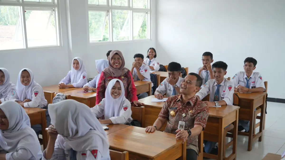 Gubernur Jateng Ahmad Luthfi di sela meresmikan Unit Sekolah Baru (USB) SMA Negeri 1 Kemalang, Klaten Selasa (19/5/2026). (ANGGA PURENDA/RADAR SOLO)