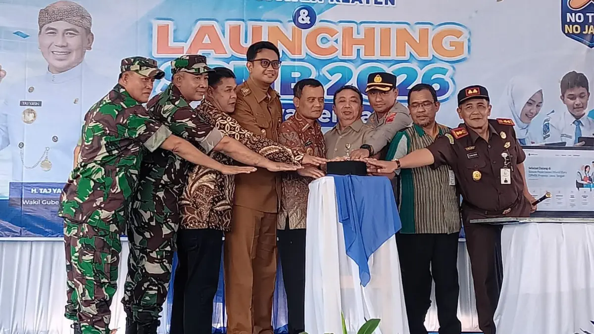 Gubernur Jawa Tengah Ahmad Luthfi (tengah) meluncurkan Sistem Penerimaan Murid Baru (SPMB) tingkat SMA, SMK, dan SLB Negeri Provinsi Jawa Tengah di halaman SMA Negeri 1 Kemalang, Klaten, Selasa (19/5/2026). (ANGGA PURENDA/RADAR SOLO)