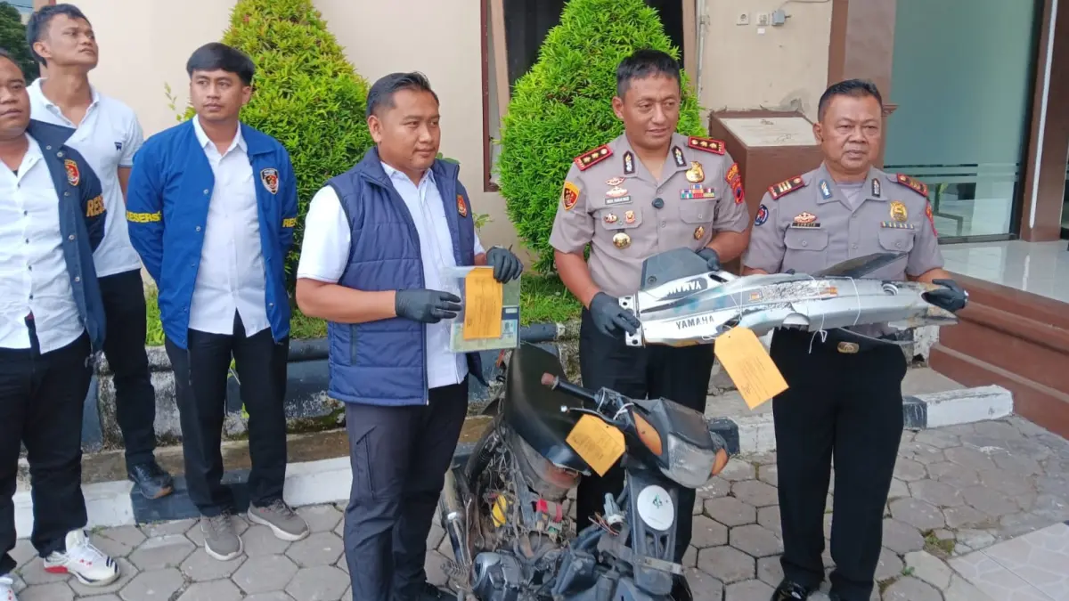 Kapolres Klaten AKBP Moh Faruk Rozi saat memperlihatkan barang bukti yang berhasil diamankan dari tangan pelaku di Mapolres Klaten. (Angga Purenda/Radar Solo)