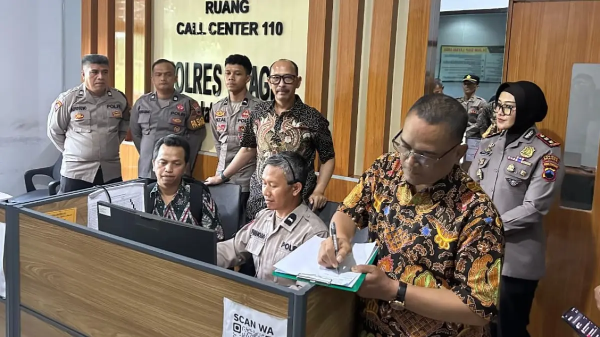 Karo Ops Polda Jateng bersama Dir TIK Polda Jateng didampingi Kapolres Sragen AKBP Dewiana Syamsu Indyasari (kanan) saat mengunjungi Mapolres Sragen. (Ahmad Khairudin/Radar Solo)