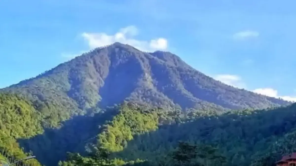 Keindahan Gunung Kawi dari kejauhan yang menyimpan hal mistis. (Radar Malang)

