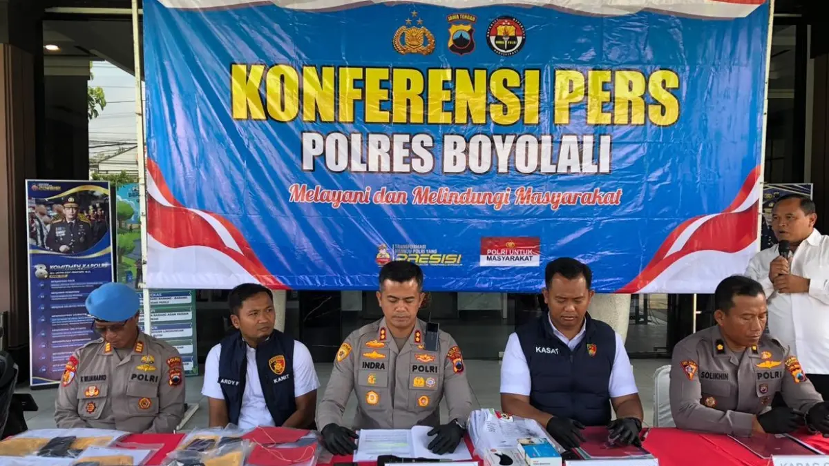 Konferensi pers penangkapan kawanan penipu bermodus proyek KDMP di Mapolres Boyolali, Selasa (19/5/2026). (ABDUL KHOFID/RADAR SOLO)