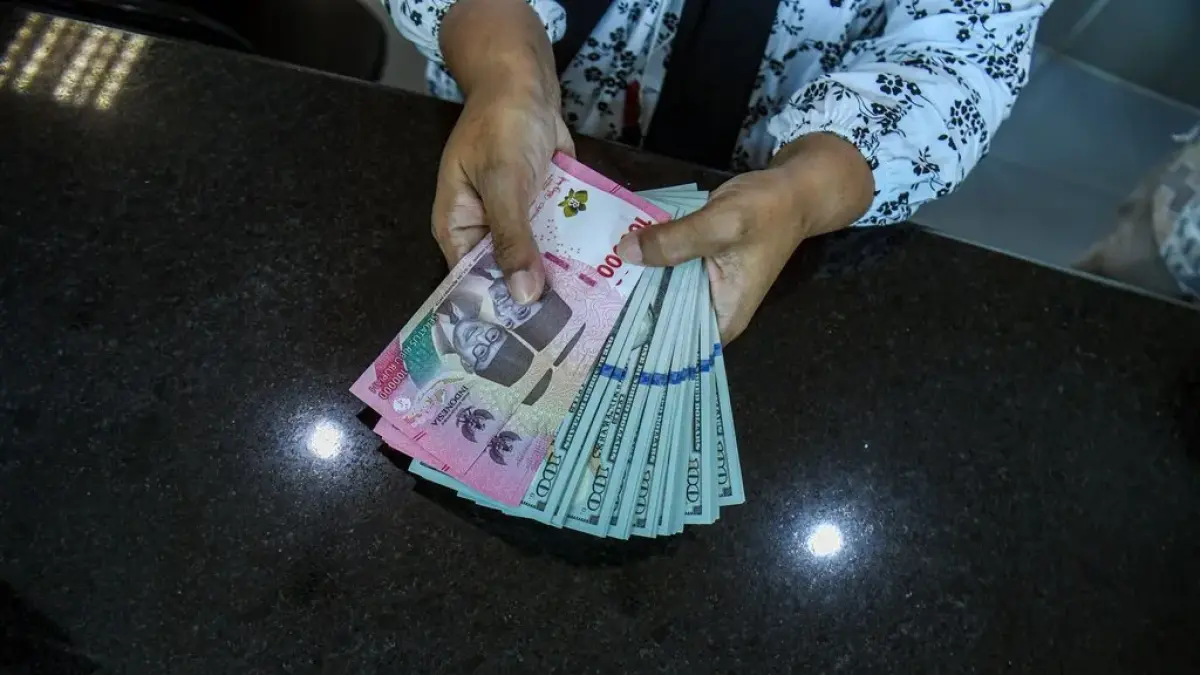 Nilai Tukar Rupiah Hari Ini 19 Mei 2026 Dibuka Melemah, Tembus Level Rp17.716 per Dolar AS (ANTARA FOTO/Muhammad Adimaja/tom)
