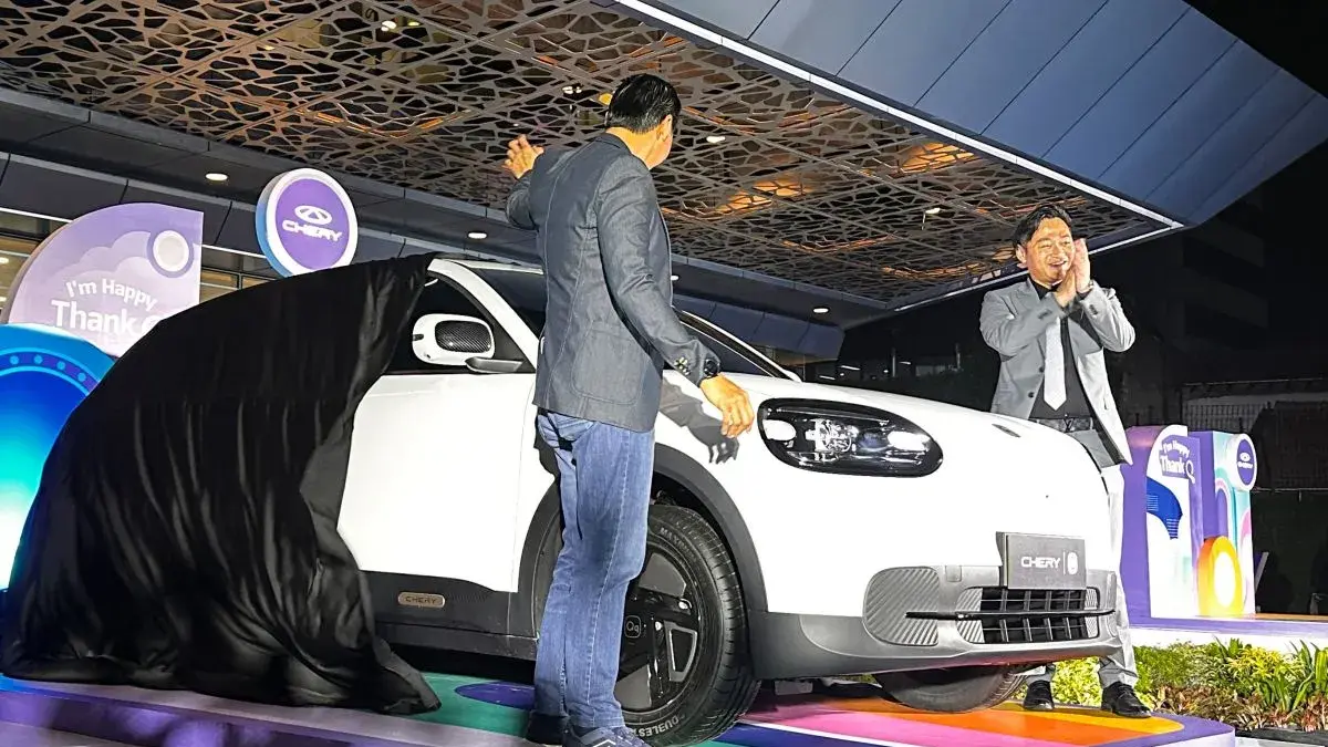 Pembukaan selubung Chery Q pada acara pengenalan mobil listrik tersebut di Jakarta, Senin (18/5/2026). (ANTARA/Pamela Sakina)