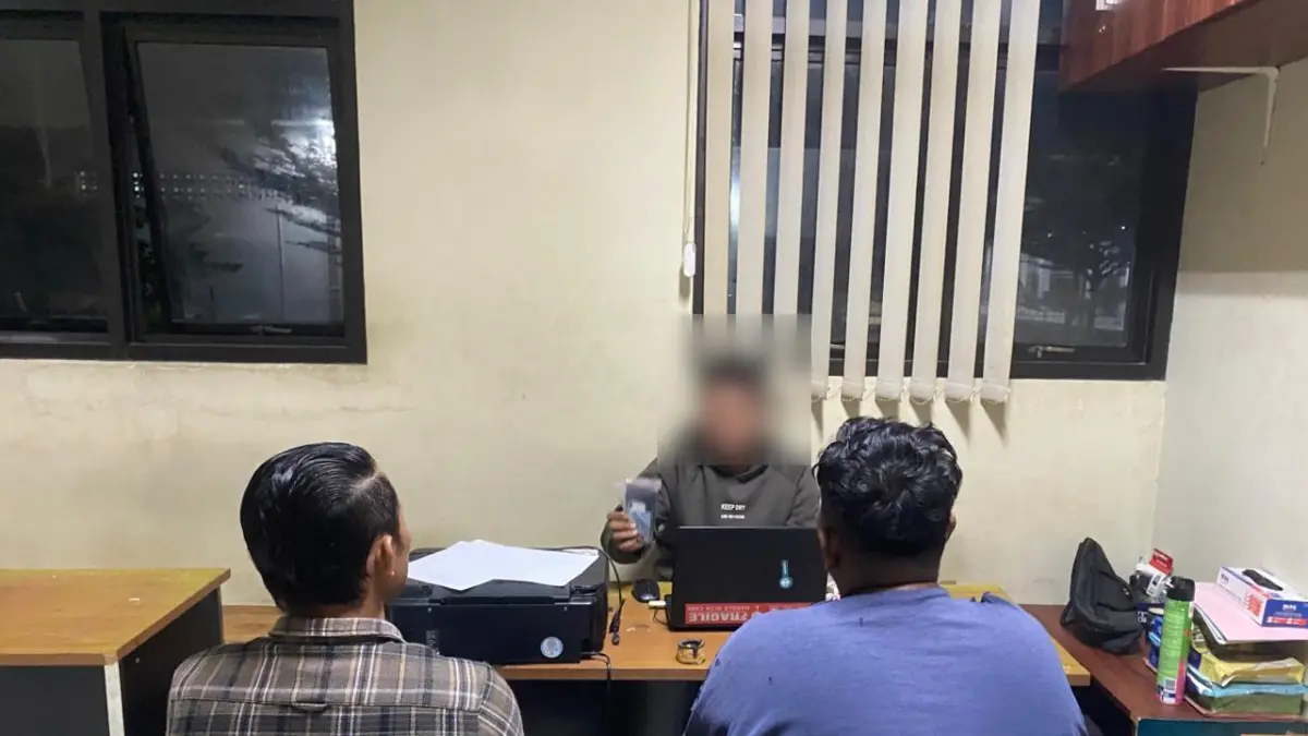 Penyidik Satnarkoba Polres Sukoharjo interogasi dua tersangka. 