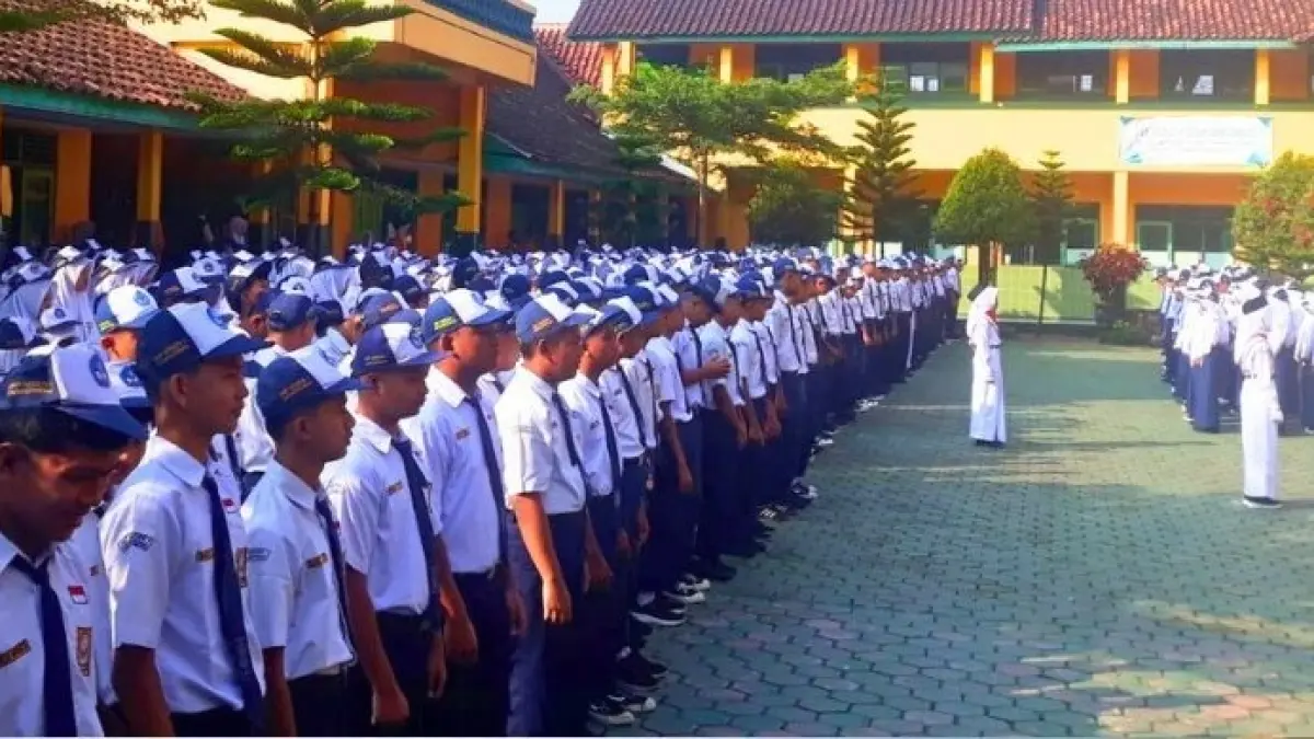 Siswa SMPN 1 Karangpandan, Karanganyar jalani upacara. (DOK. SMPN 1 KARANGPANDAN) 