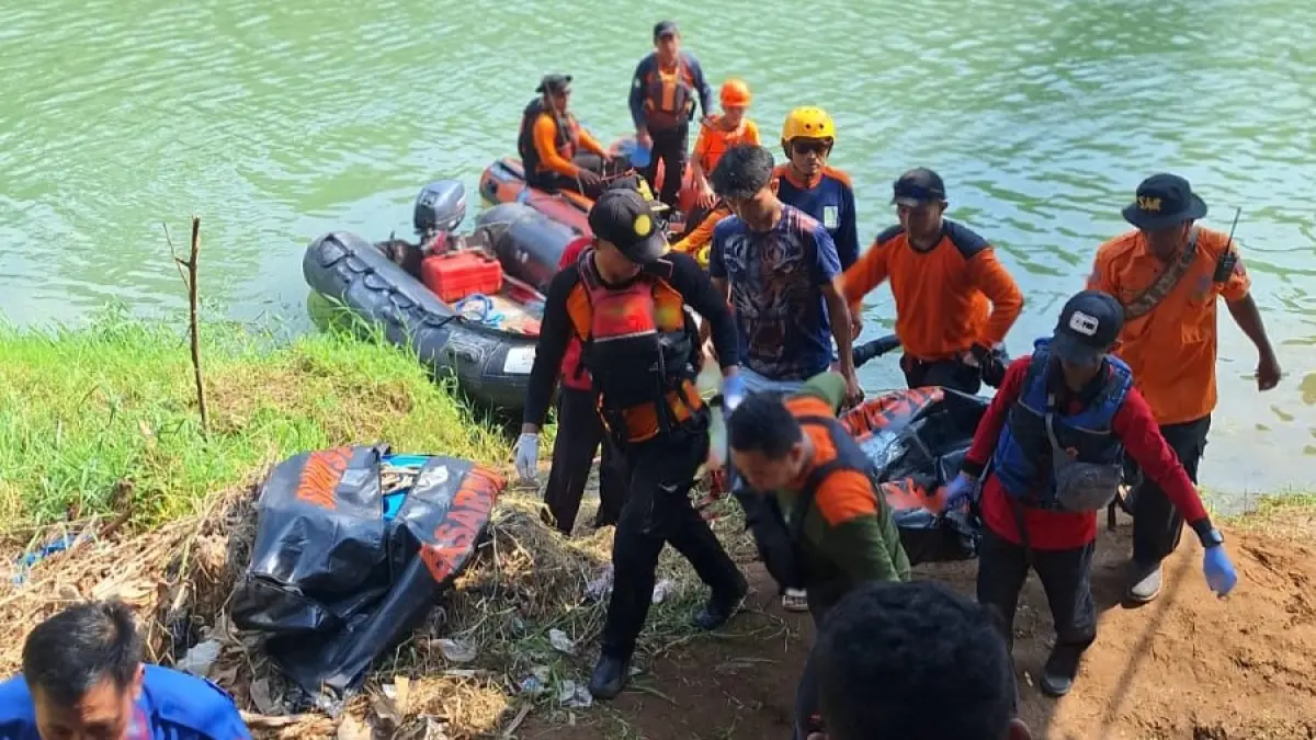 Tim SAR gabungan evakuasi remaja yang tenggelam di Sungai Sengkarang, Pekalongan, Senin (18/5/2026). (Basarnas Semarang)