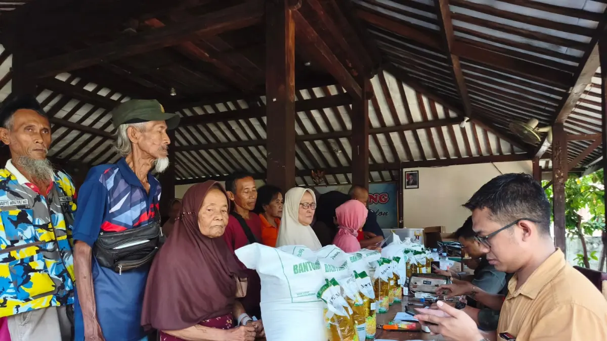 Warga antre sembako di Kelurahan Sragen Kulon, Kecamatan Sragen, Selasa (19/5/2026). (Ahmad Khairudin/Radar Solo)