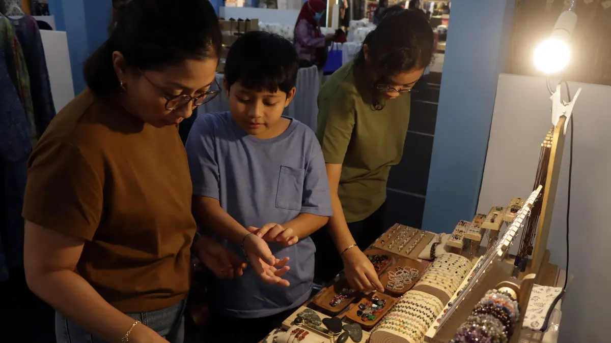 Banyak pelaku UMKM di Kota Solo memasarkan produknya lewat marketplace. (Arief Budiman/Radar Solo)