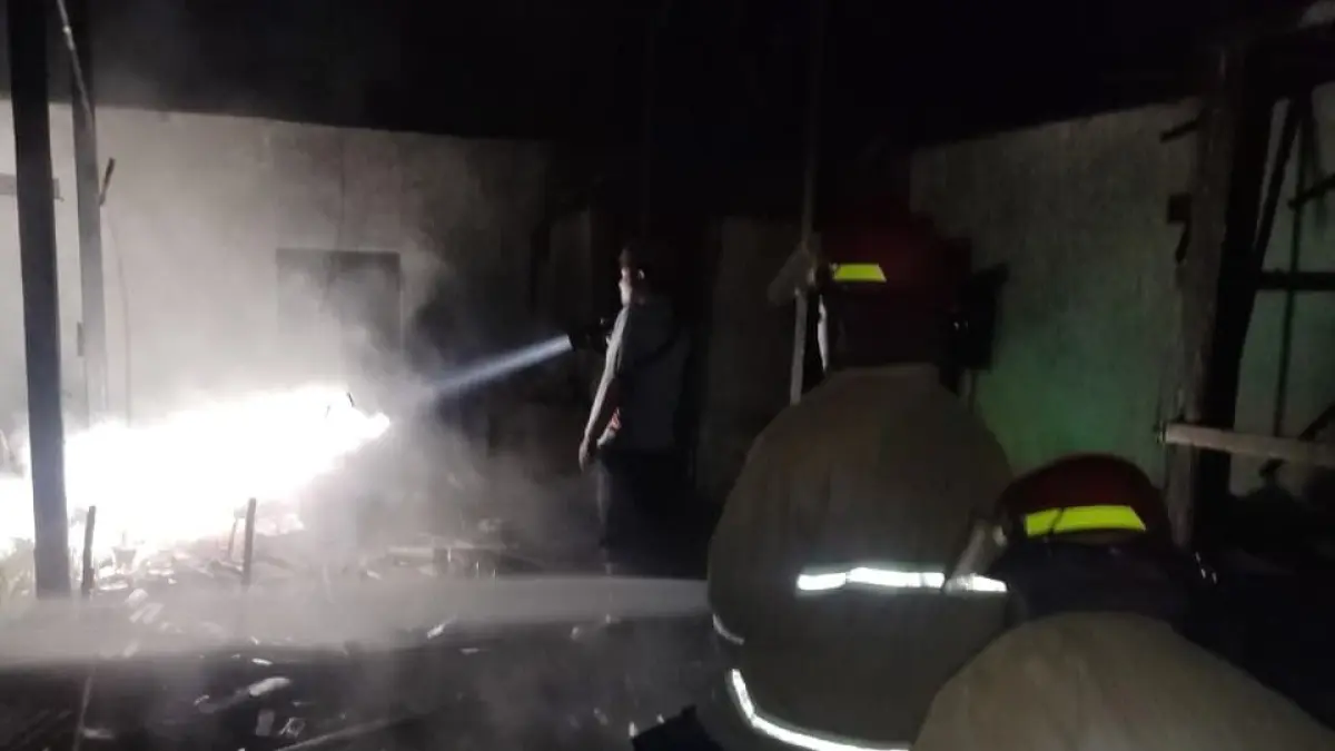  Damkar Boyolali jinakkan api yang membakar rumah Joko, di Dusun Mojo RT 003/RW 007, Desa Rembuh, Nogosari, Boyolali, Selasa (19/5/2026) malam. (DOK.DAMKAR BOYOLALI) 
